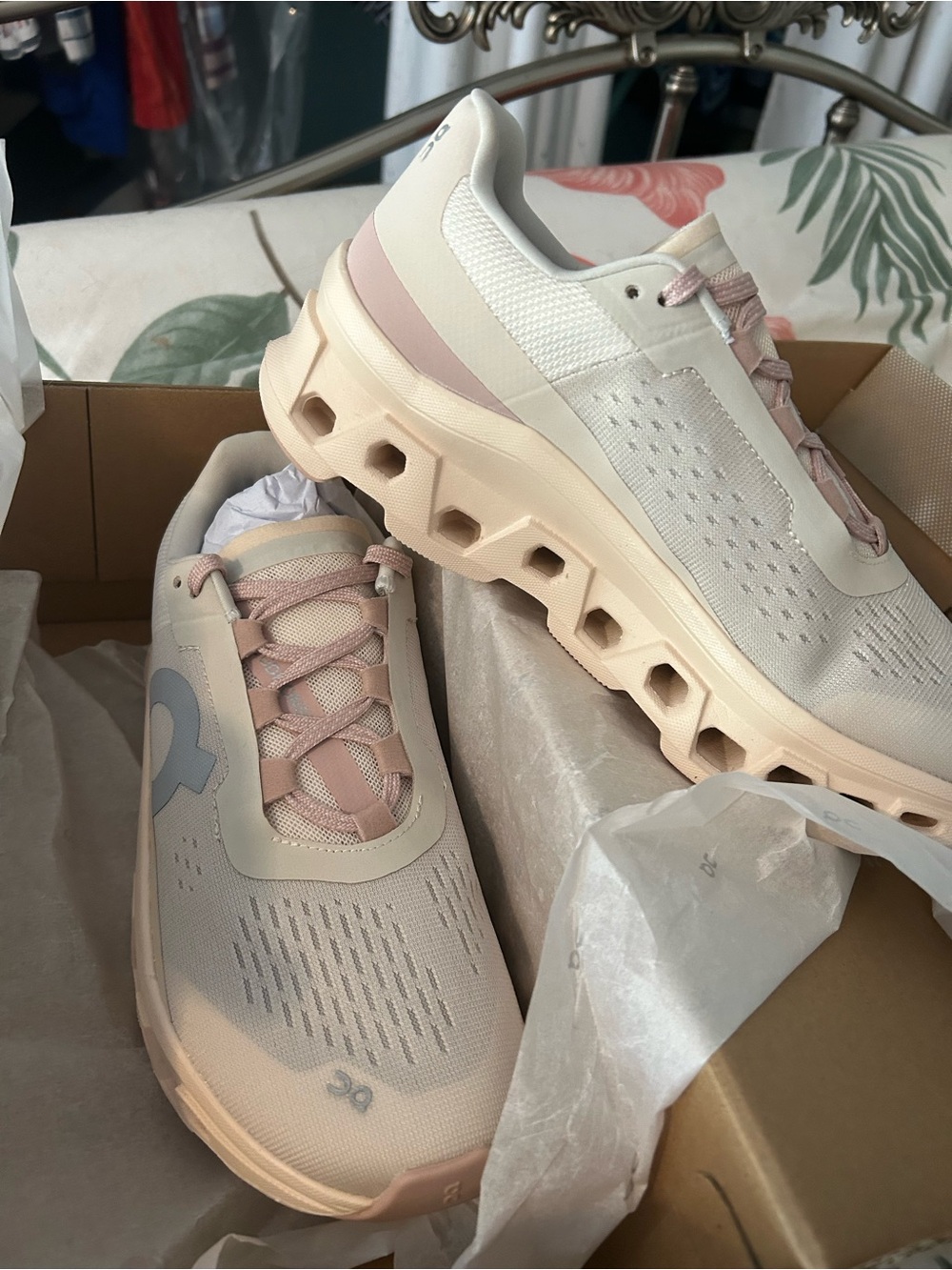 NIB ON CLOUDMASTER Running Women's Sneakers in Light Pink and Cream, Lace Up